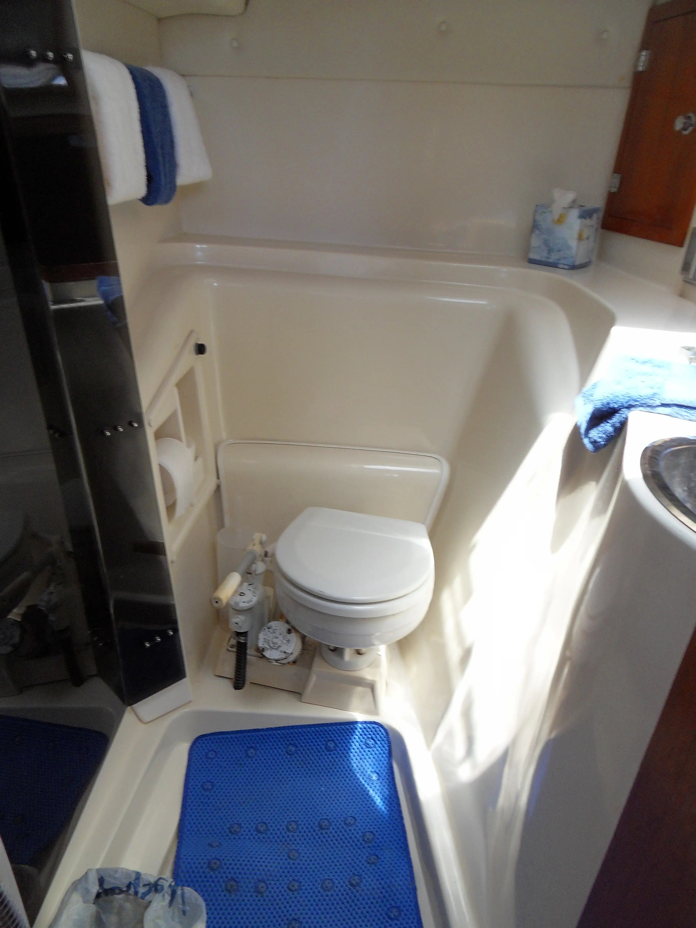 Used Sail Catamaran for Sale 2002 Gemini 105Mc Layout & Accommodations Image Gallery