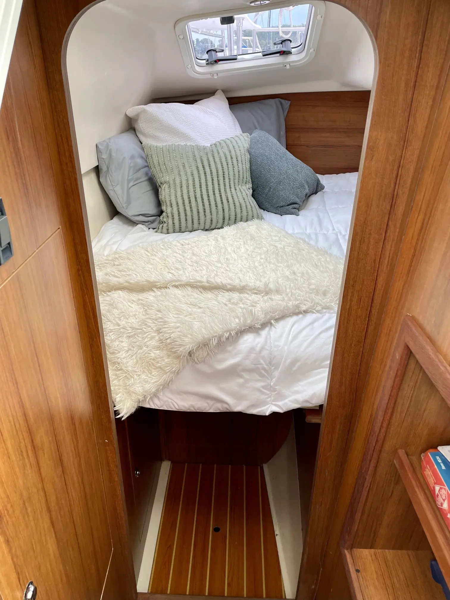 New Power Catamaran for Sale 2023 Gemini Freestyle 399 Power Layout & Accommodations Image Gallery