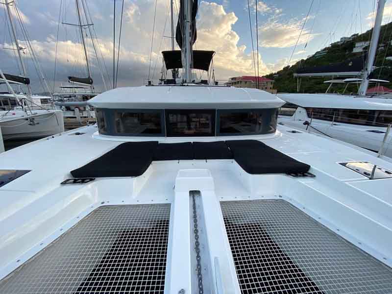 FOREDECK WITH ADJUSTABLE LOUNGERS