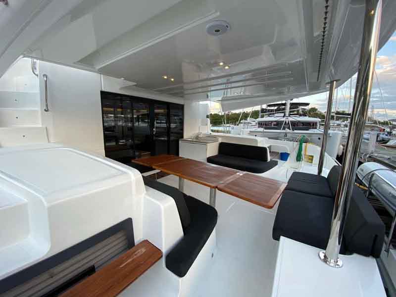 COCKPIT WITH REFRIGERATOR AND ICE MAKER UNDER WET BAR