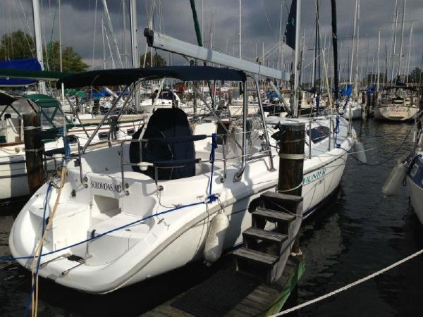 Sold Catamaran 00 Hunter Marine Hunter 380 38ft