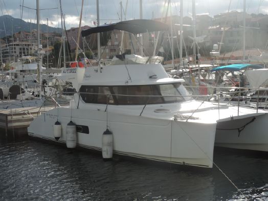 Used Power Catamaran for Sale 2009 Highland 35 Boat Highlights